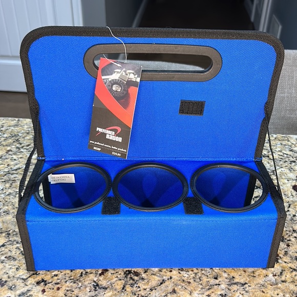 Portable, collapsible 6 cup holder with handle - Picture 3 of 3